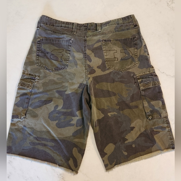 Camouflage cargo shorts - Picture 2 of 4